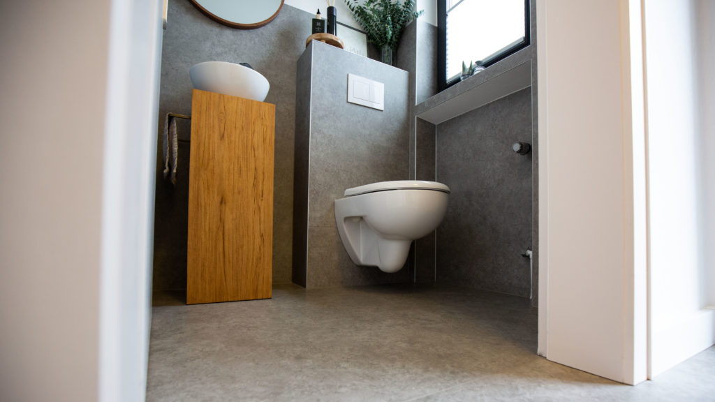 Gäste-WC renovieren – WC Sanierung mit Vinyl in 5 Schritten