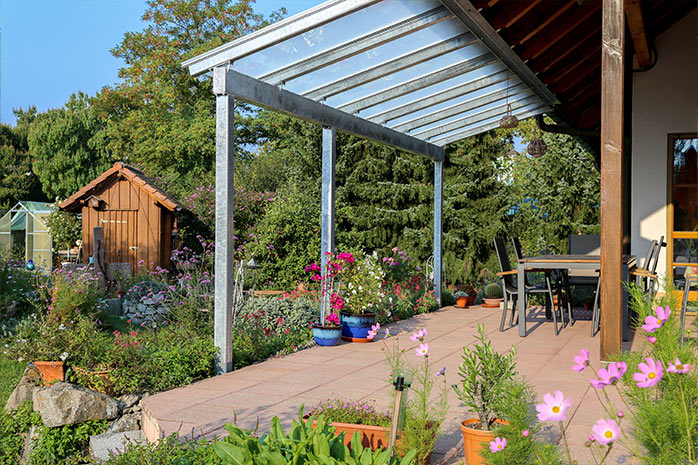 Eine Terrasse im Naturgarten bietet Lebensraum für Insekten und Kleintiere