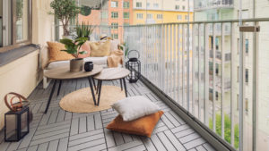 Klickfliesen auf dem Balkon verlegen: der schnelle und einfache Weg zu schönen Terrassen und Balkonböden