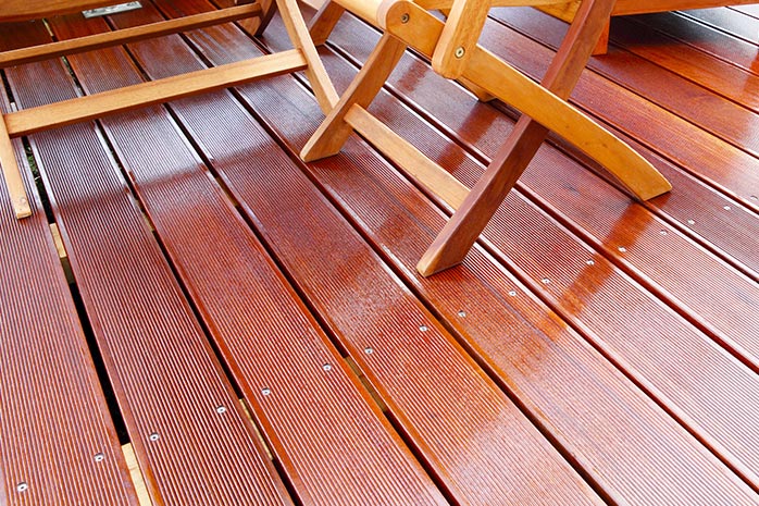 Geölte Bankirai-Terrasse mit Holzstühlen