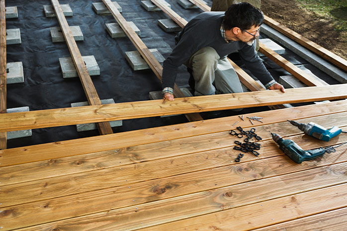 Eine passende Unterkonstruktion ist die Grundlage für eine stabile und sichere Holzterrasse