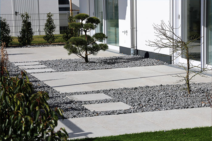 Terrasse modern gestalten mit Beton, Stein und sparsamer Bepflanzung