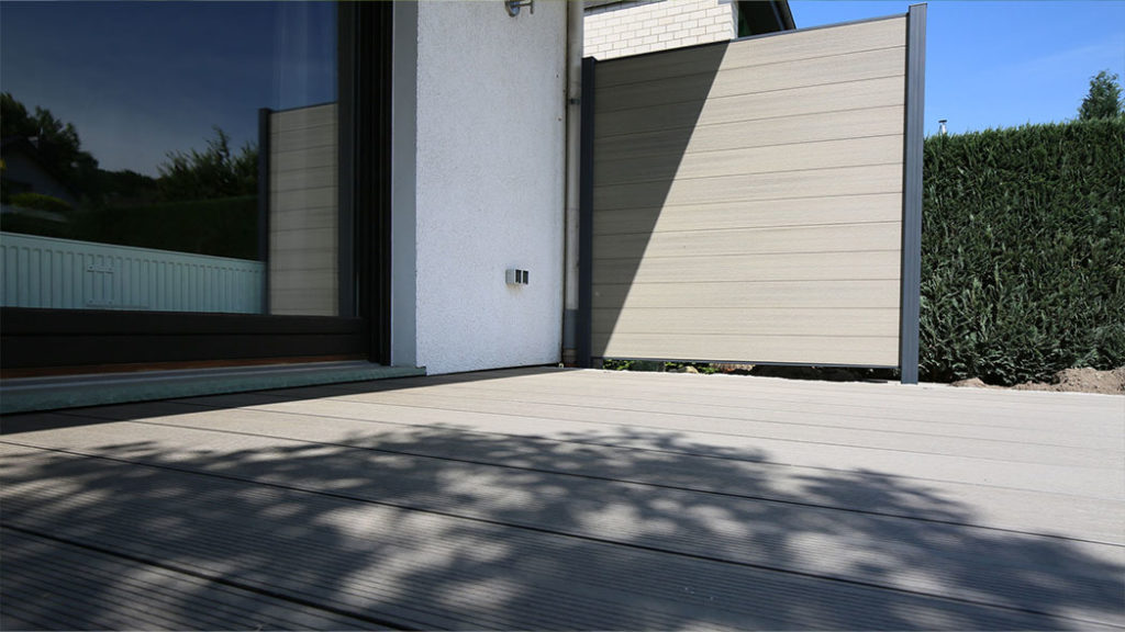 Das Gefälle und seine Ausrichtung sind von dem Material des Terrassenbelags abhängig.
