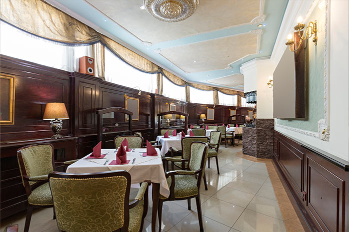 "Interieur eines luxuriösen Hotelrestaurants"