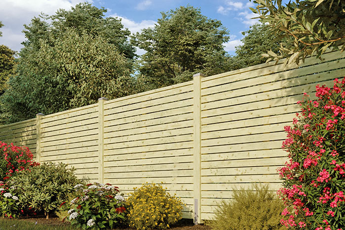 Einen schönen Zaun aus Holz kann man günstig und schnell selber bauen.